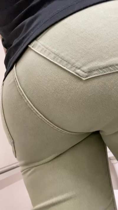 Loud stinky work farts- i wonder if anyone heard me 😈🍑💨