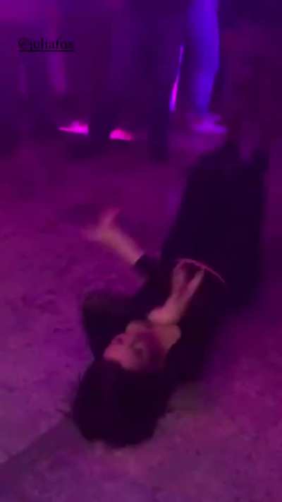 Doing splits & dancing enthu<wbr>siast<wbr>icall<wbr>y at club (Julia Fox, old vid uploaded IG 2/2/21)