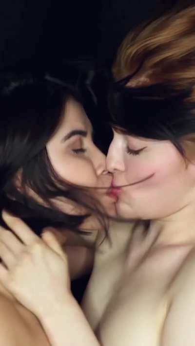 Look At The Way They Kiss. Sooooo Beautiful 😍