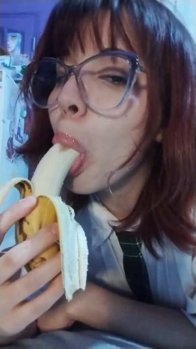 Quiero comer bananas enteras más grandes💗..... 