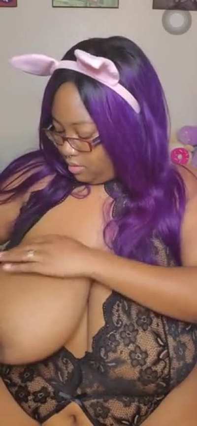 Ebony bbw with huge knockers & spreading that pussy