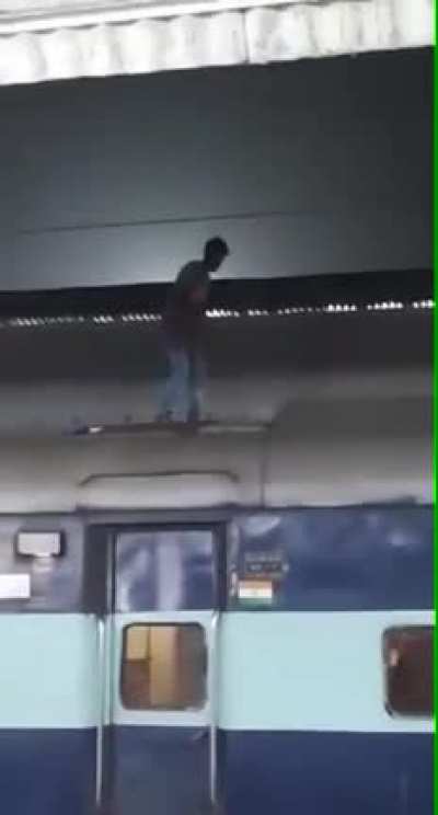 Bazı insanların hayatı o kadar değersiz işte... Video çekip koymak, internette 30 saniye beni eğlendirmek için kendini öldürüyorlar.