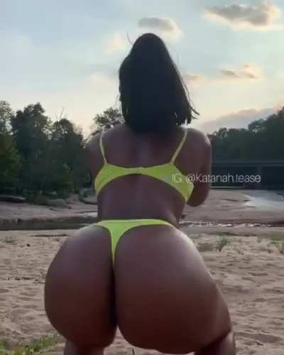 Mannnn 🥵.. she got that SOFT & NATURAL jiggle booty 😩🥺😢🍑🙏<wbr>🏾