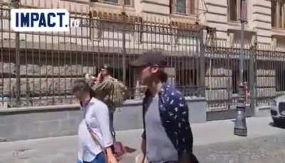 Asa, Mugure? Ai angajat-o consilier pe Viorica? Pai, moșule, meriti un calduros 