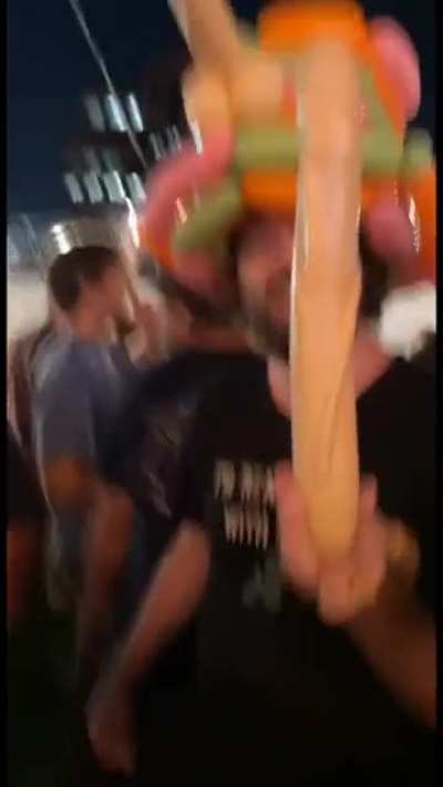 Her balloon hat tho...