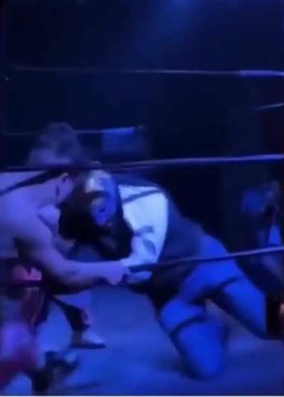 Guy gets jumped by midget wrestlers.