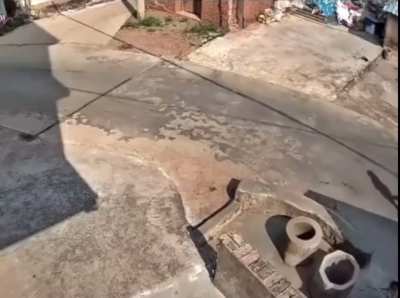 Girl throws child under 4 years into the void.