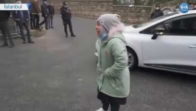İstanbul'da Uygur Türk'ü bir çocuğun Çin konsolosluğu önünde feryadı
