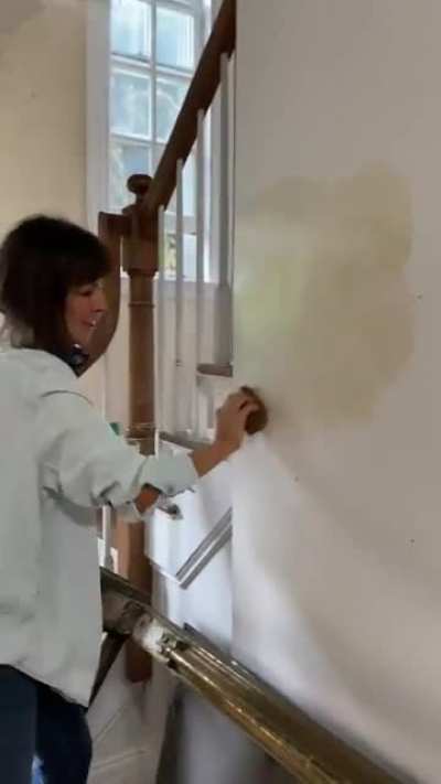 In this house we paint our walls with coffee.