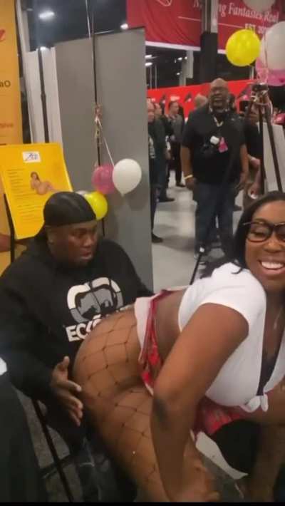 She snatched the soul outta this mans body 😳 look at his face 😣🤣😂😅🍑<wbr>🔥
