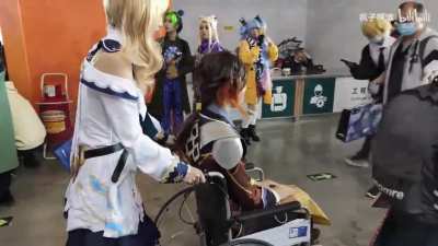 Full vlog of savage Zhongli cosplay meme by madlad during mhy convention on 1.1.2021 (EN SUB)