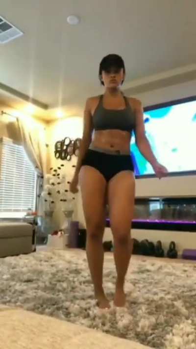 🥵 All the best parts minus comments. If that's her singing I could see why shes single. Definitely freaky / but slightly crazy. Scary combo & 6'4 with heels 😭