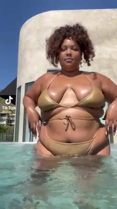 Her melanin is so on point<wbr>😍😍😍 just look at how the sunlight kisses her skin 🥵🥵