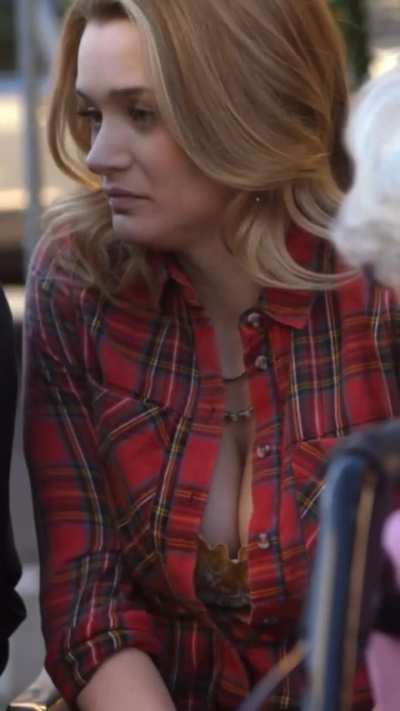 Amazing Cleavage (Life In Pieces S01 E15)