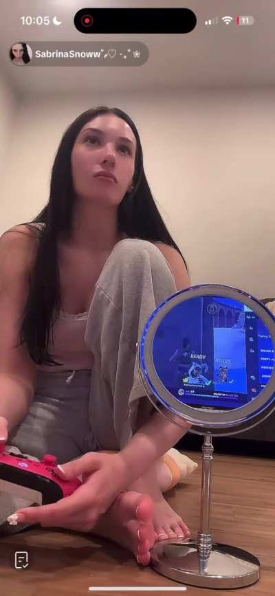 8 min hot gamer girl feet