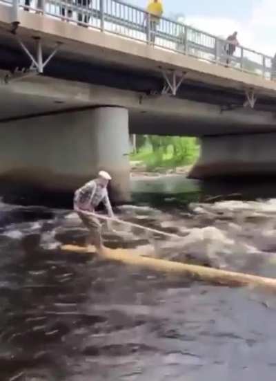 Дедушка легко гребет вниз по течению