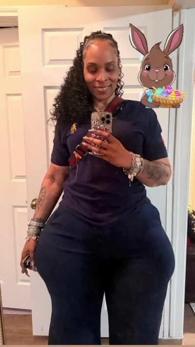 Curvy Aunty