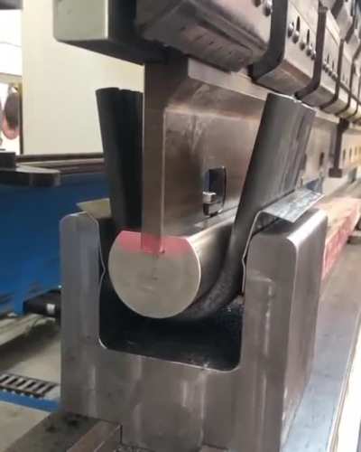 Powerful steel bending machine