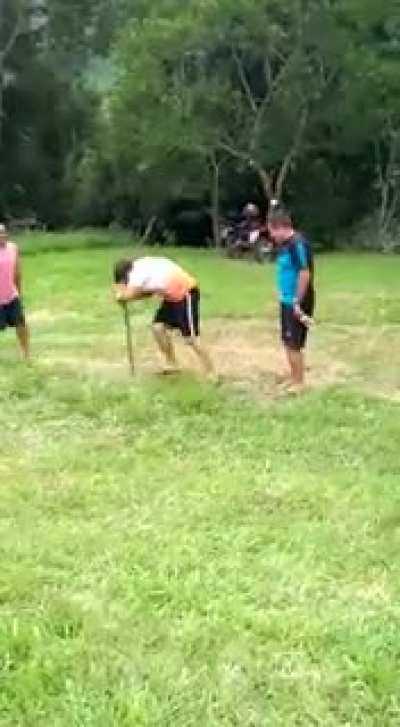 Ouve uma tentativa de chutar a bola depois de girar 10 vezes num galho