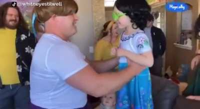 The little girl assigned her dad the role of Luisa for her Encanto-themed birthday party.