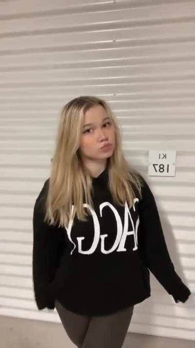 I wished she did more walking vid like this