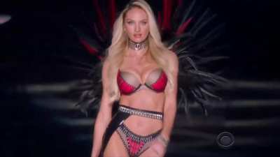 Still remember how hypnotized Candice Swanepoel made me when she returned to VSFS with this, to arouse me in the very first minutes of a whole new year.
