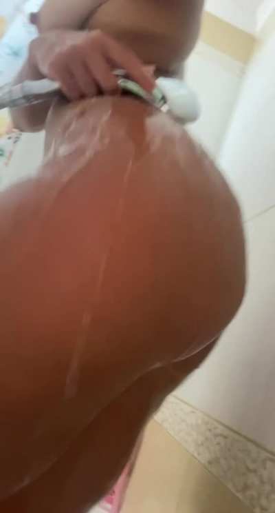 33yo mommy have fun in bath