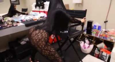 Throwing back that 🍑