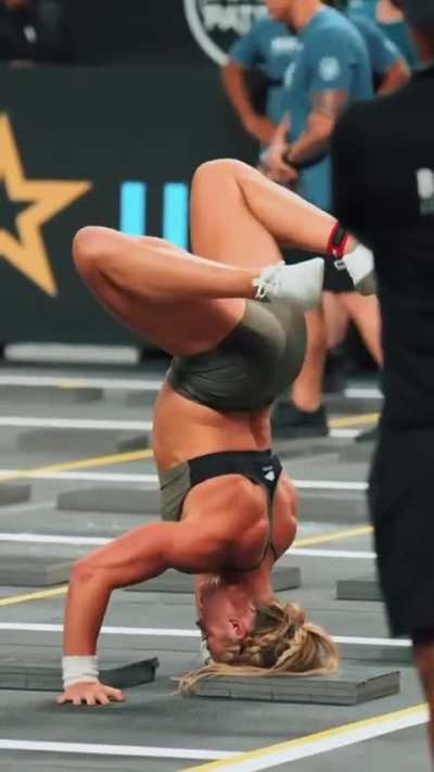 Cant stop stroking like crazy for that huge ass on Brooke Wells