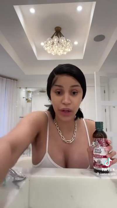 Cardi b showin product but sametime that big b🍒b😩🤤