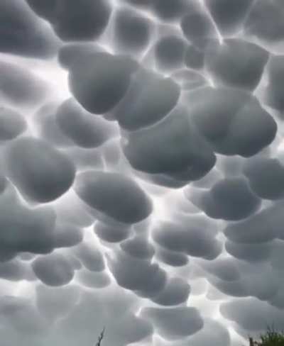 Mammatus Clouds (Bubble storm clouds) in Argentina ☁️