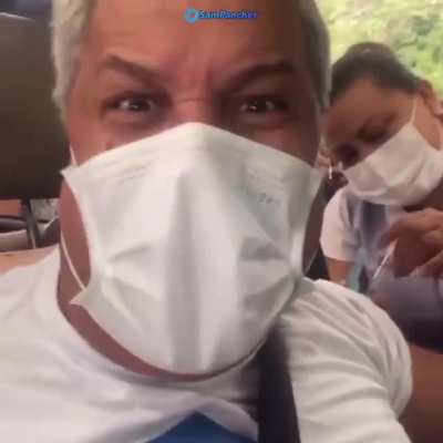 Da serie: vacina para mim, cloroquina para vocês. Sikera Jr que maldizia'' a vacina Chinesa do Doria'', tomou hoje a primeira dose da Coronavac. As voltas que esse mundo dá não é mesmo? Questionado nas redes sociais recomendou que os seguidores se vacinas
