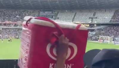 Ângulo alternativo do golaço de falta do Hulk no jogo de ontem