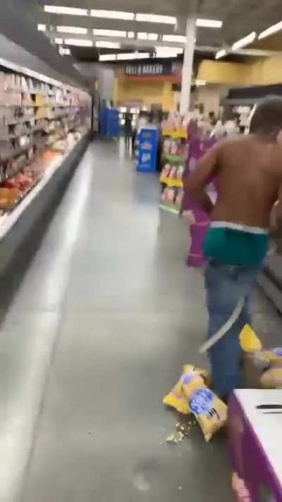 Best shopping spree caught on camera ever!!!!!!! Dude ballin out