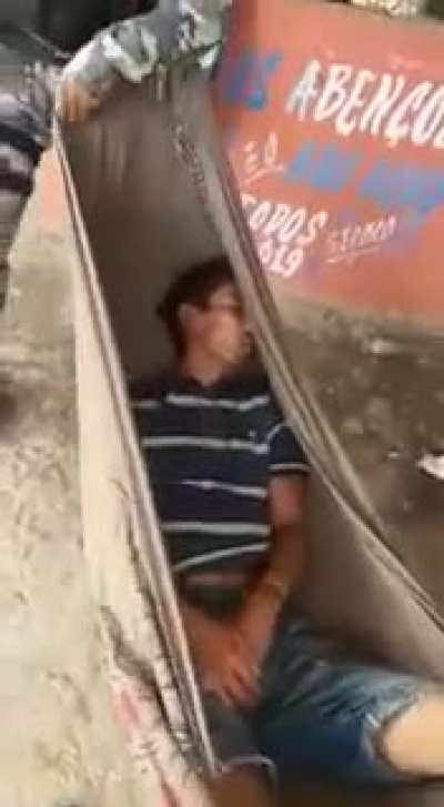 Minha mãe depois de me chama 3 vezes pra ir comprar pão