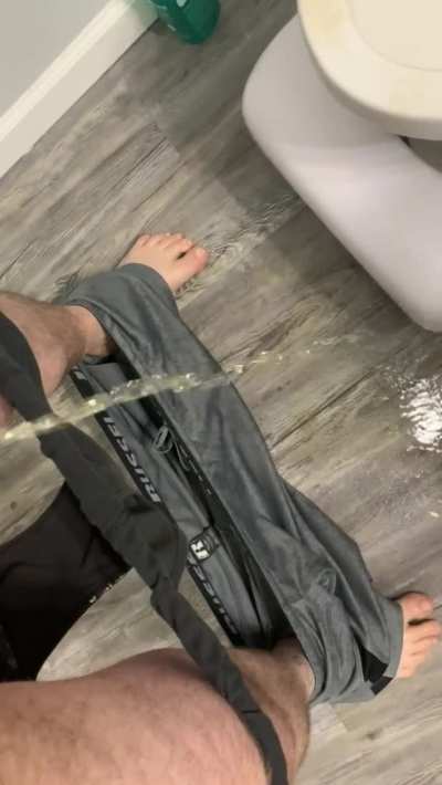 29 [m4f] uncut pee play