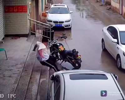 А тапки не переодел