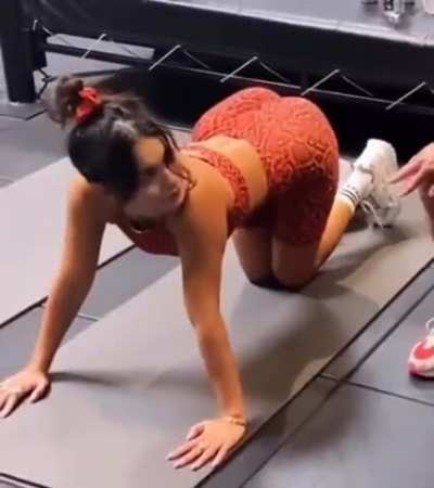 Vanessa Hudgens loves it from behind