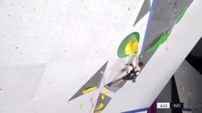 SPORT CLIMBING — 17-year-old Colin Duffy of 🇺🇸, dark horse in the event, finishes a great climb in the lead qualifier to set himself up for a spot in the finals