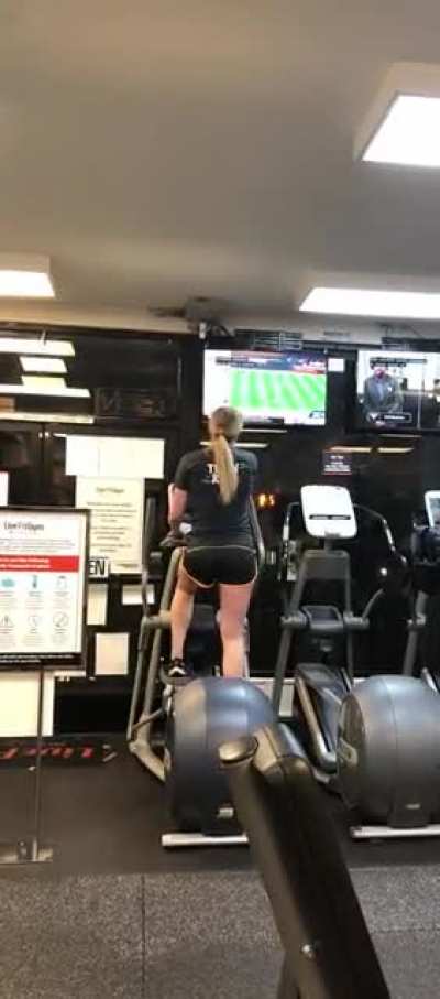 Gym Karen doesn’t understand why a tissue isn’t a mask, takes shirt off to prove a point?
