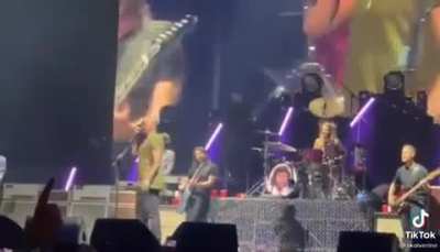 Dave Chappelle sings Creep with the Foo Fighters