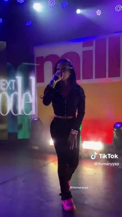 Lola Brooke performing Don’t Play With It at a Flo Milli concert in LA