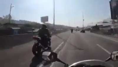 Motociclista dándose en la madre...