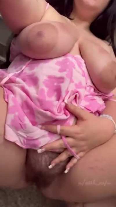 Would you let this chubby milf ride you? 🥰