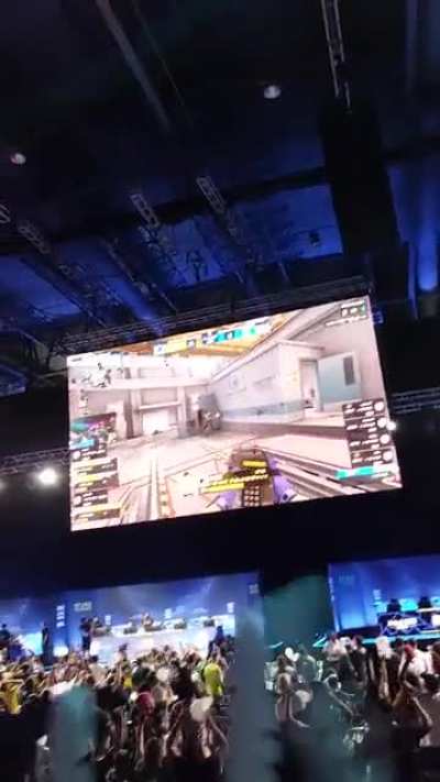 Crowd reaction of the last round of the first map between Fúria and Big