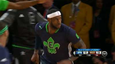[Highlight] LeBron James excites the New Orleans crowd with the alley-oop dunk