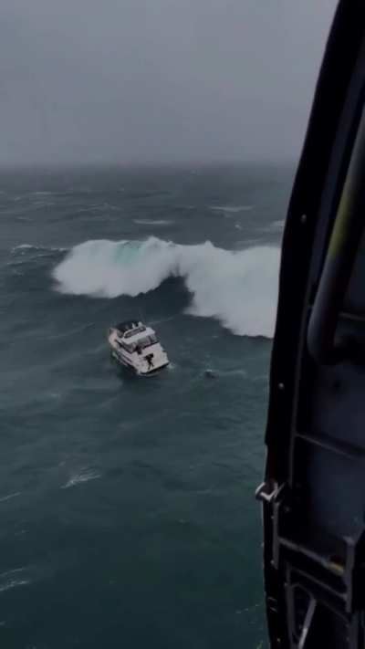 This huge wave in the middle of the ocean