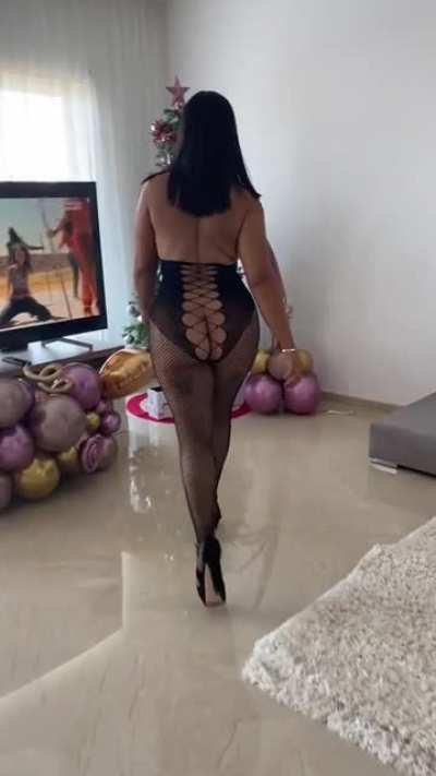 Do we like big tits, wide hips, heels ? So here I am 🦸🏽‍♀️ (f)40