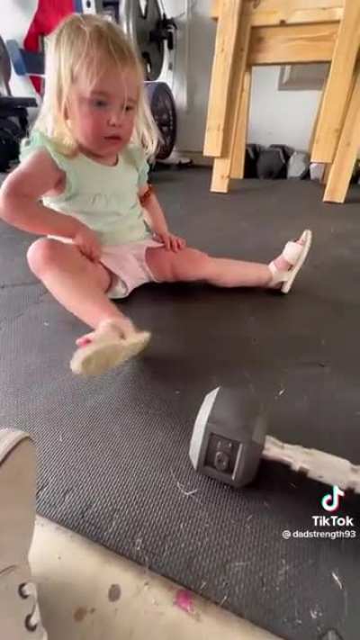 Teaching your daughter how to lift weights