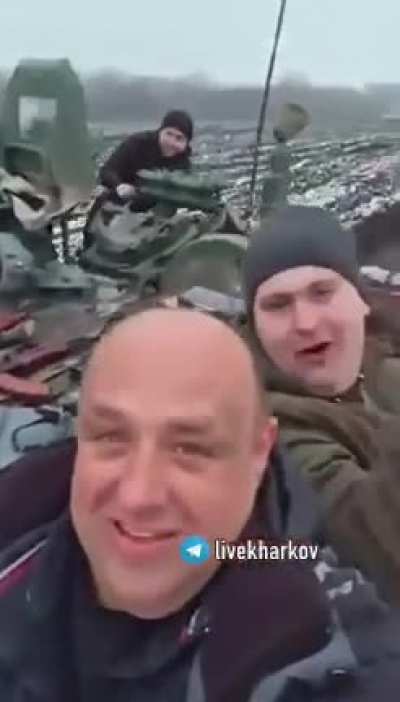 Members of Territorial Defense are stealing the Russian Tank